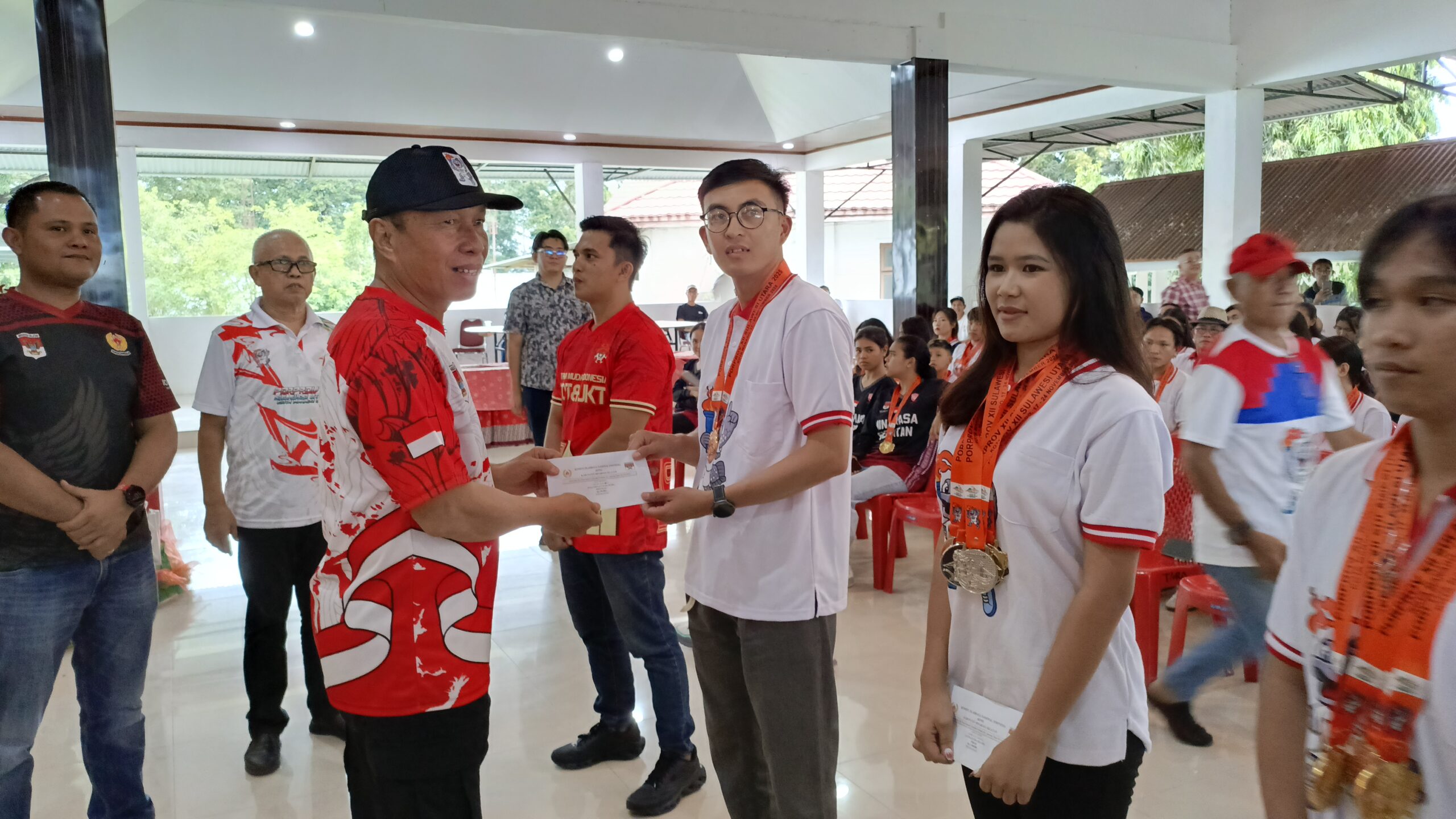 Prestasi Diwujudkan Apresiasi, Ketua KONI FDW Salurkan Bonus Atlit Dan Pelatih Berprestasi